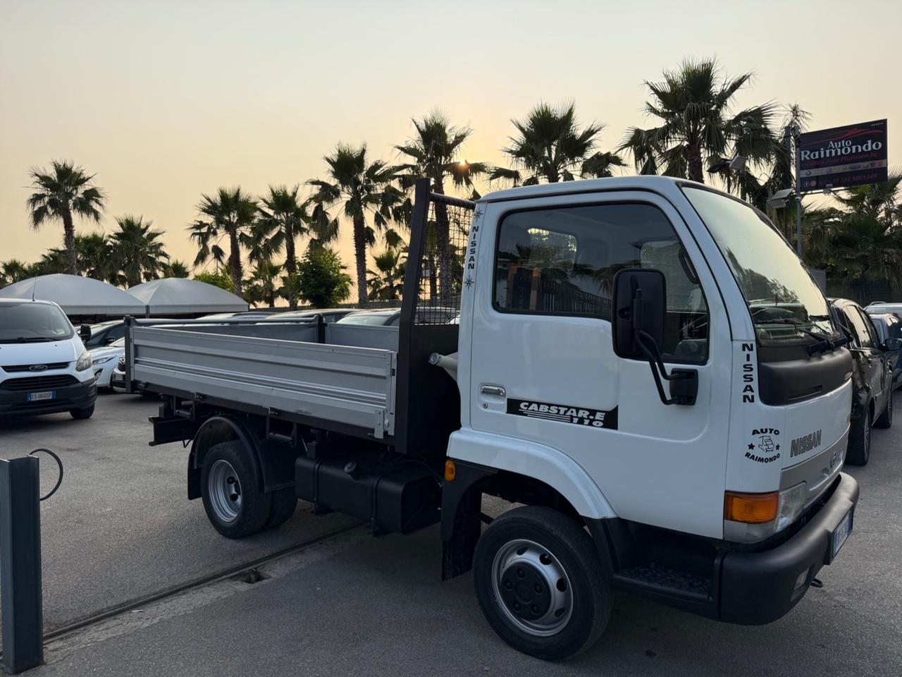 Nissan Cabstar 110 ribaltabile trilaterale