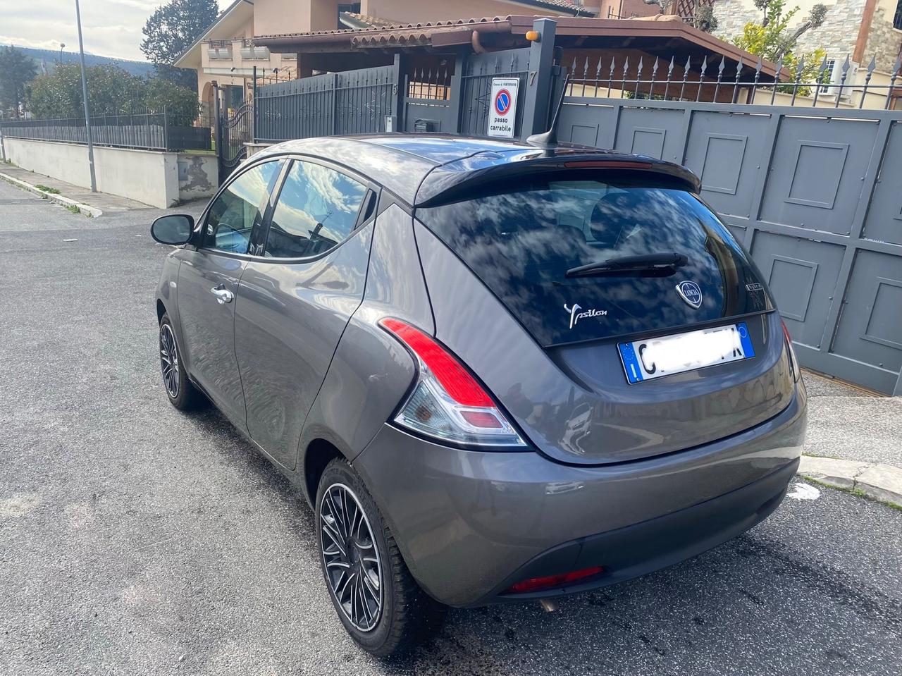 Lancia Ypsilon 1.0 FireFly 5 porte S&S Hybrid Gold