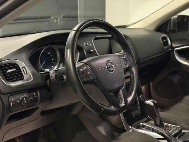 VOLVO V40 D2 R-design