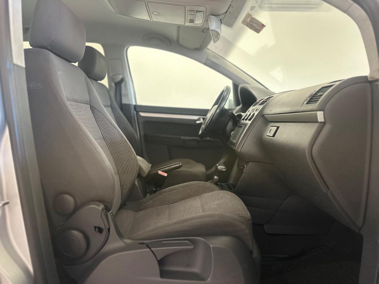 Volkswagen Touran 2.0 16V TDI DSG Highline 7 POSTI