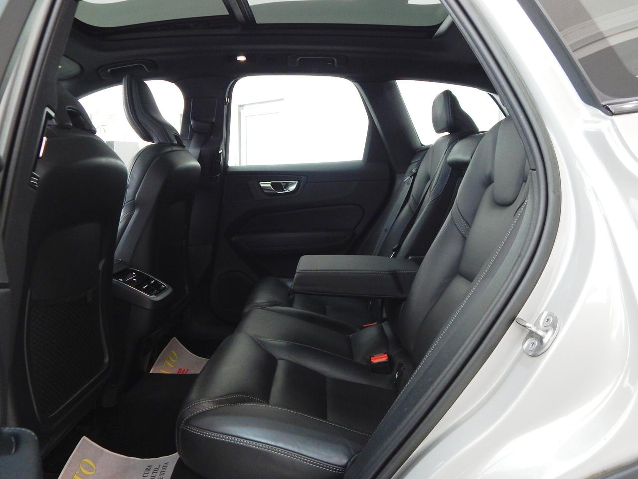 Volvo XC60 2.0 b4 R-Design AWD Aut. TETTO-NAVI-PELLE-PARK-LED