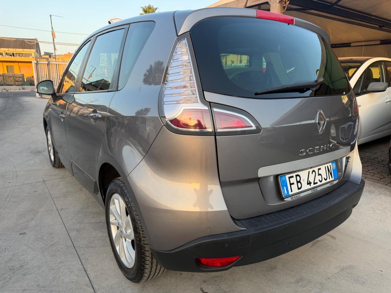 Renault SCENIC 1.5 dCi 110CV 2015 - TOM TOM