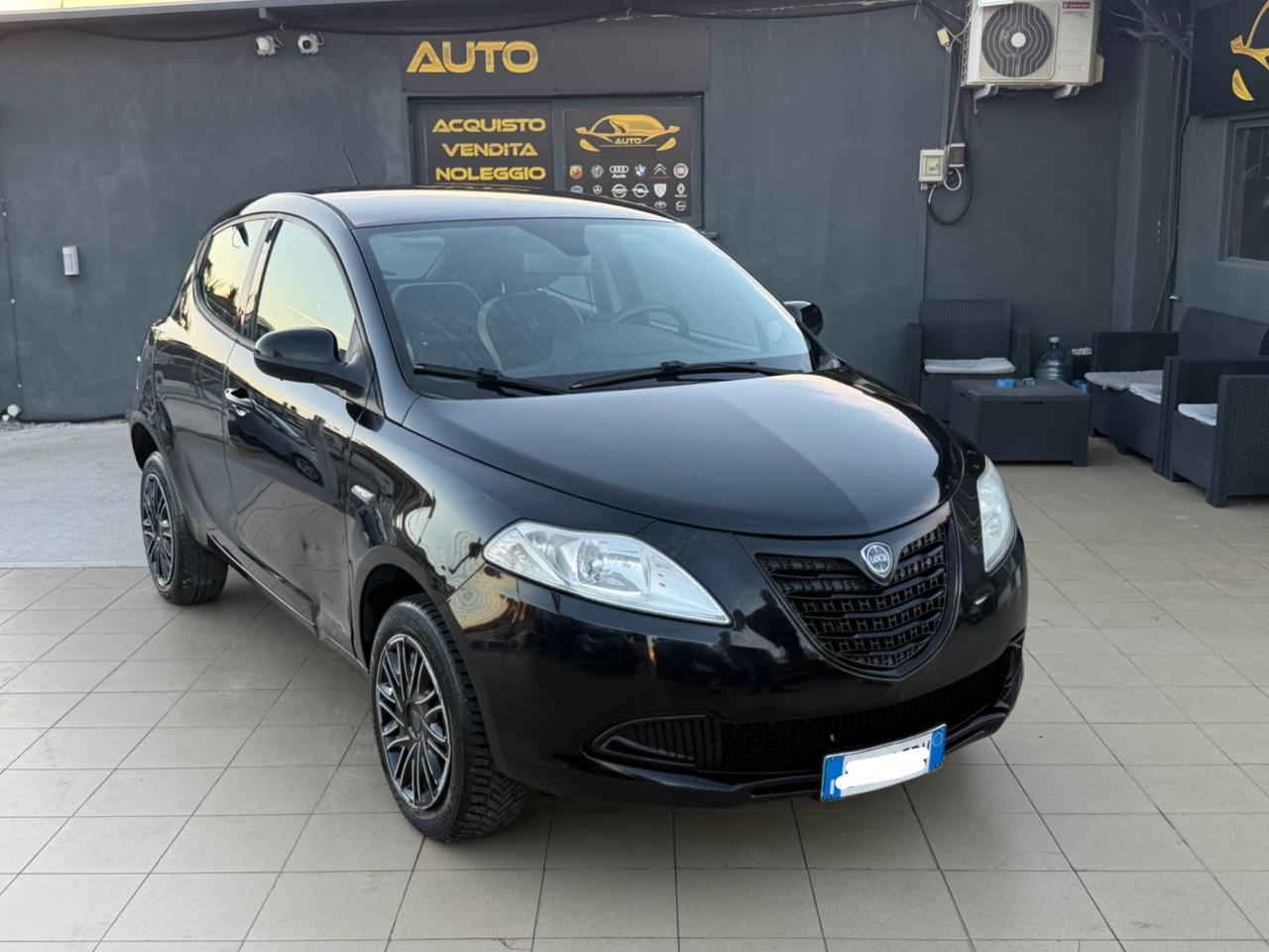 Lancia Ypsilon 0.9 TwinAir 85 CV 5 porte Metano Ecochic Silver