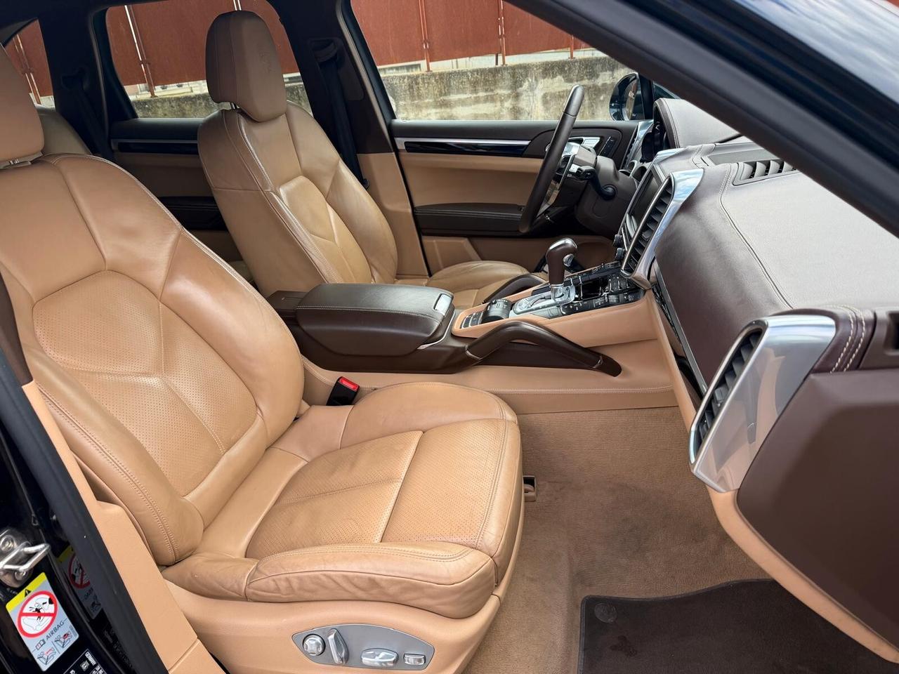 PORSCHE CAYENNE 3.0D/FARI XENO/CERCHI 21/PINZE GIALLE/VETRI PRIV TAG. CERT/PORT ELETTRICO/TELC.POST !!