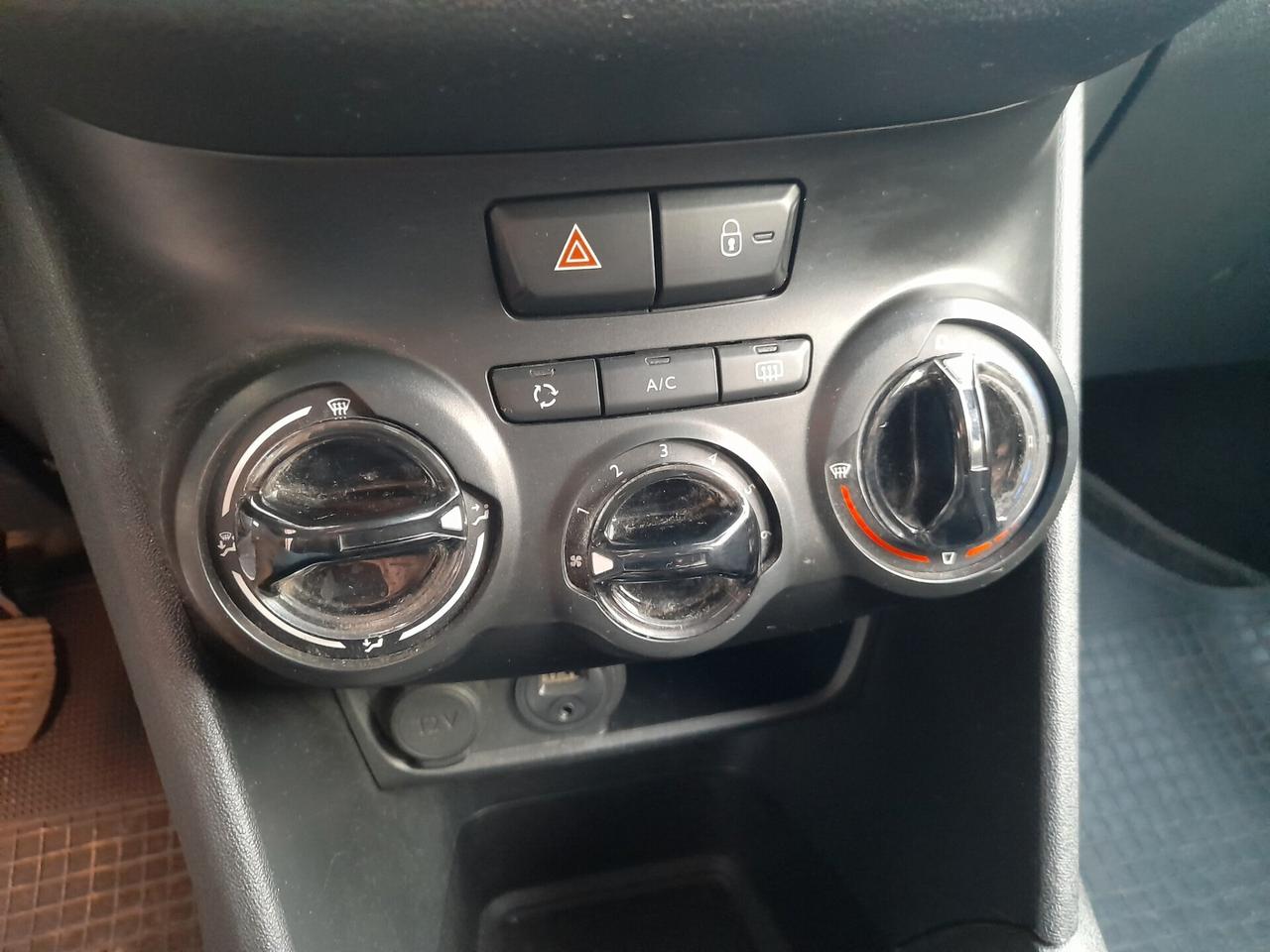 PEUGEOT 208 1.2 5 P