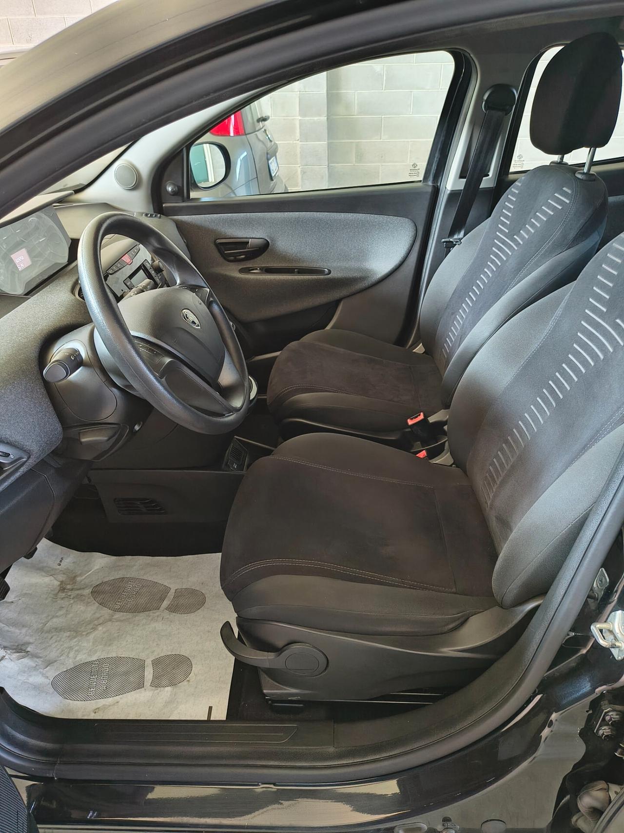 Lancia Ypsilon 1.2 69 CV 5 porte S&S Black and Noir