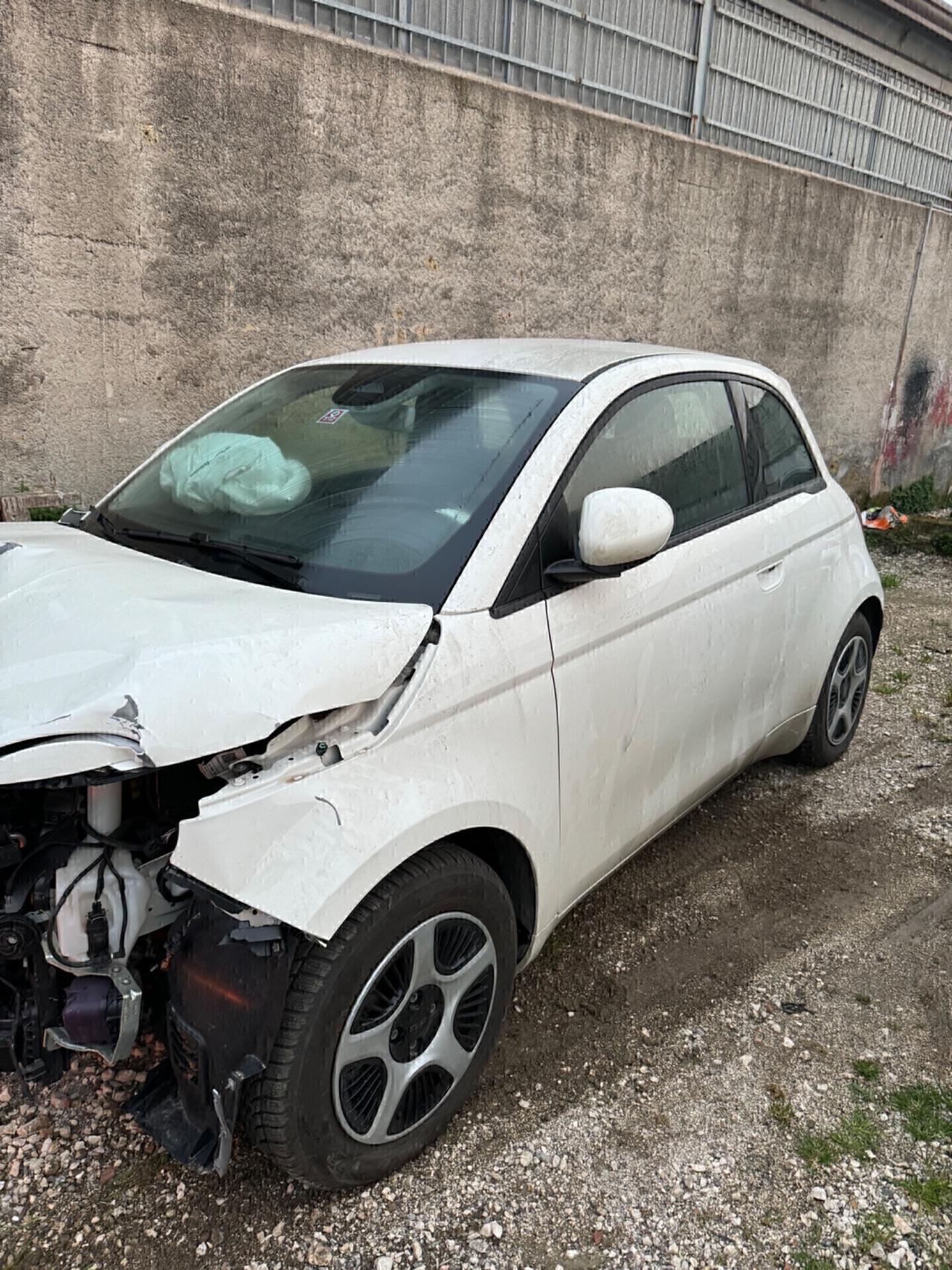Fiat 500 500e Berlina 42 kWh La Prima