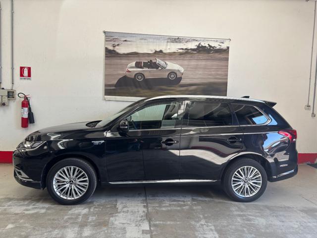 MITSUBISHI Outlander 2.4 MIVEC 4WD PHEV Instyle Plus SDA