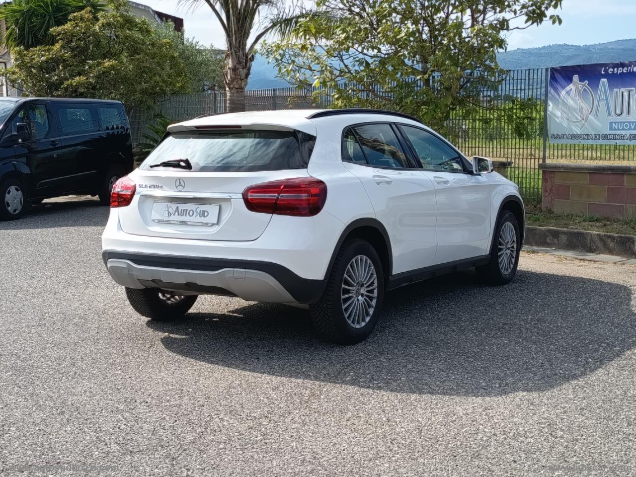 MERCEDES-BENZ GLA 200 d Automatic Business