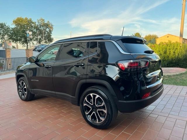 Jeep Compass TOTAL BLACK 4xe Business Plus da 190 euro al mese