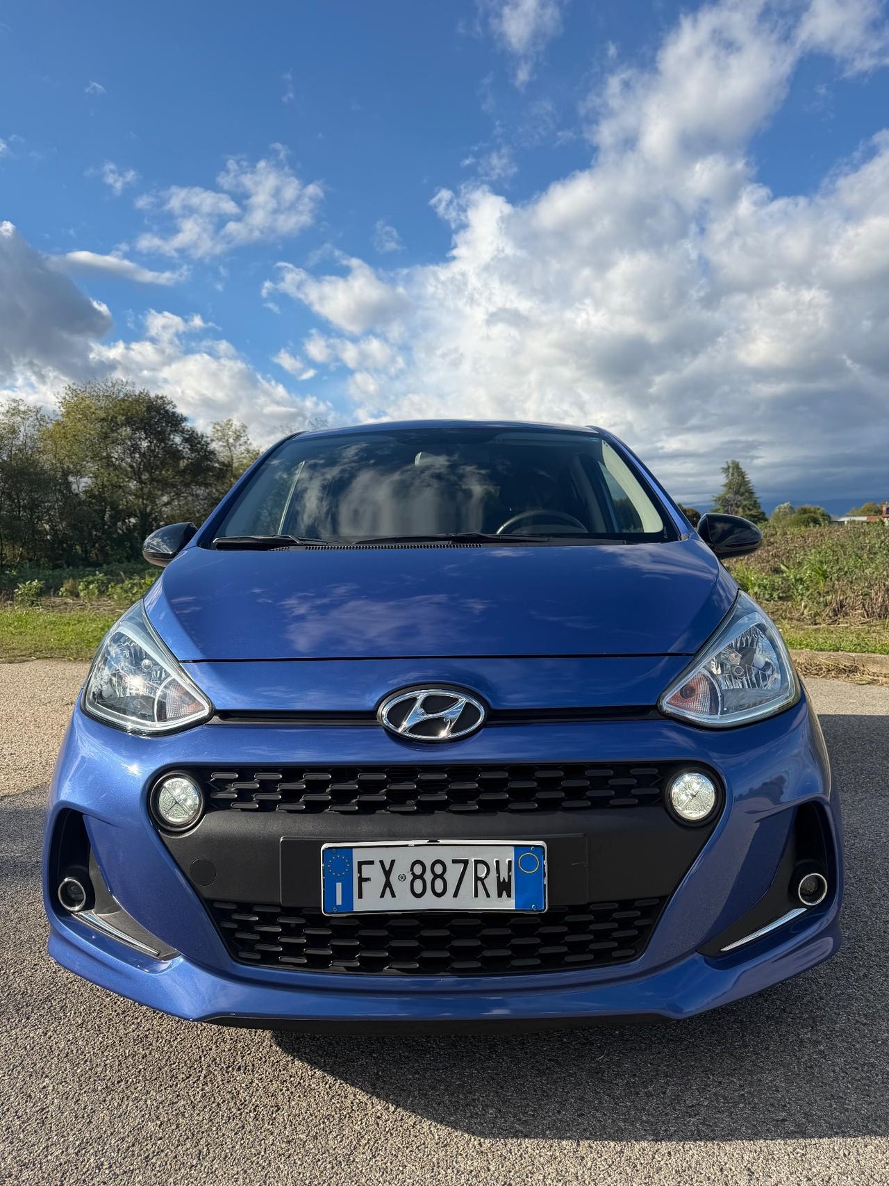 Hyundai i10 .