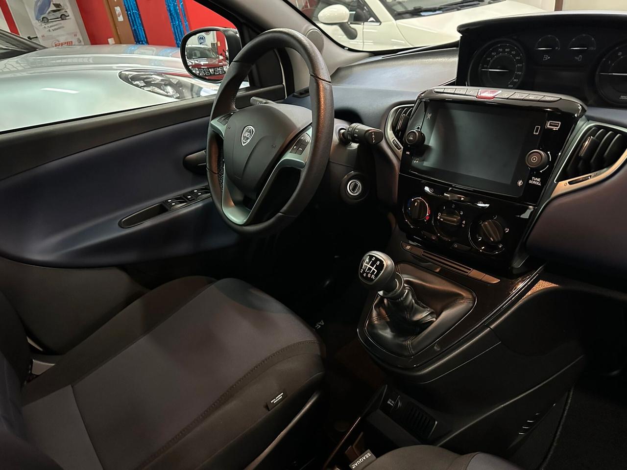 Lancia Ypsilon 1.0 FireFly S&S Hybrid Platino Full