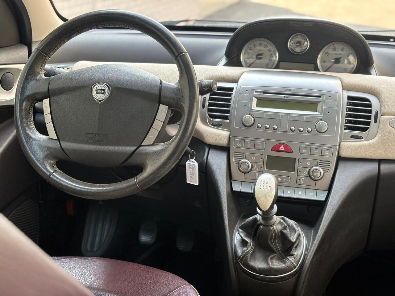 Lancia Ypsilon 1.4 16V Platino