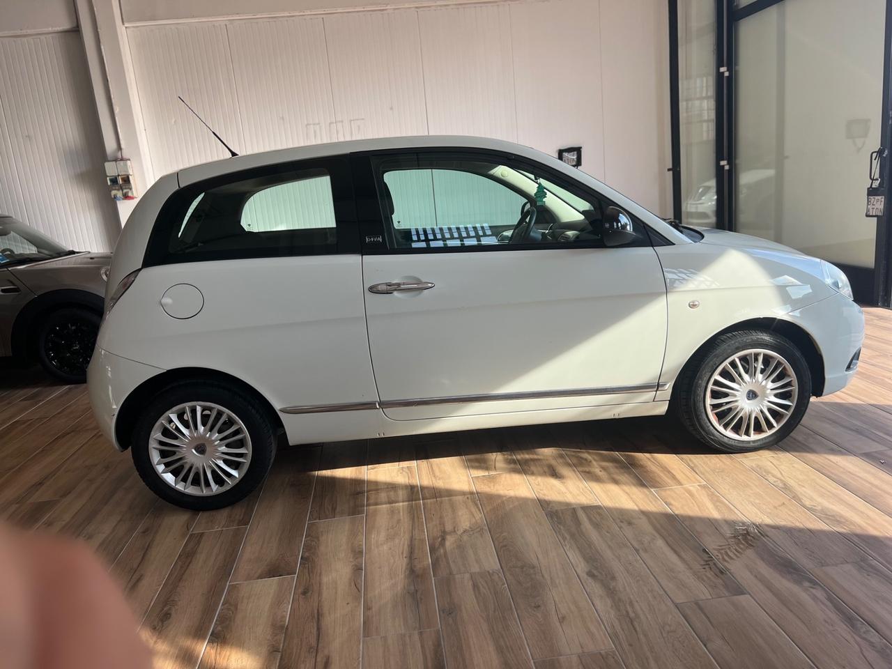Lancia Ypsilon 1.3 MJT 75 CV Unyca