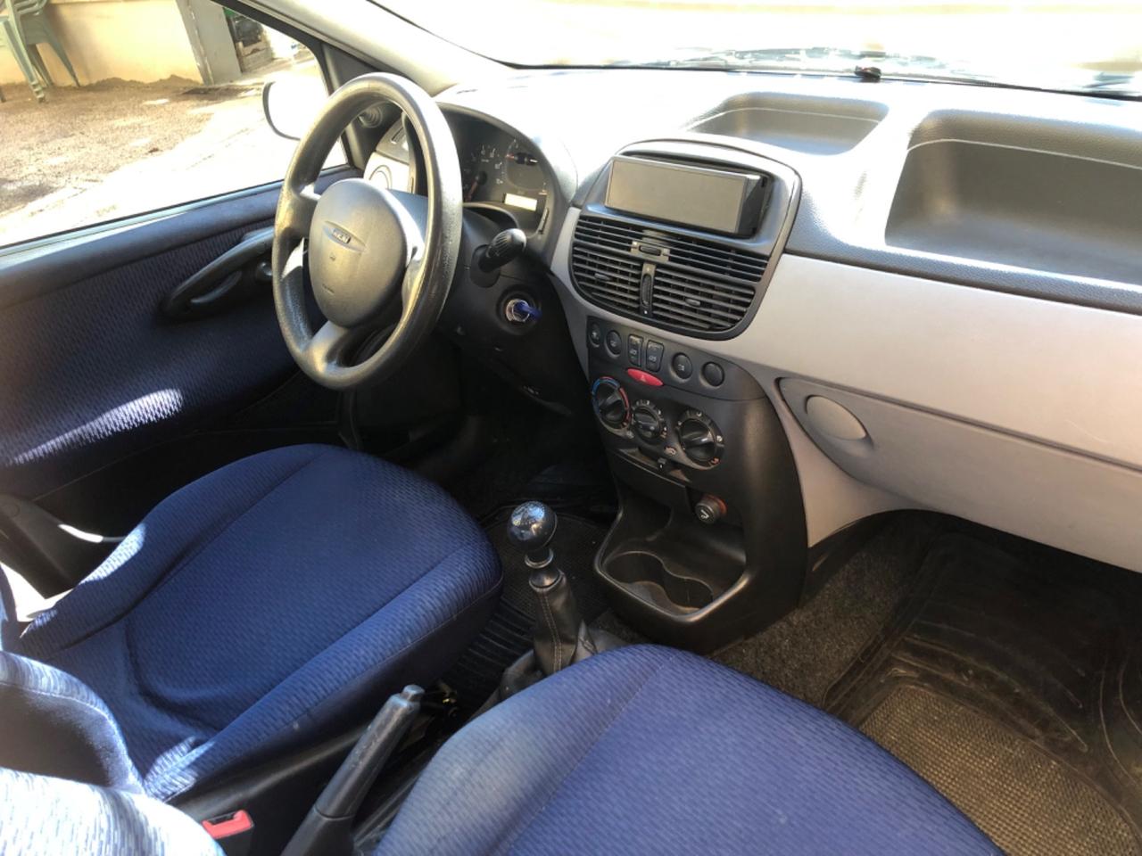 Fiat Punto 1.2 benzina 5 porte 01