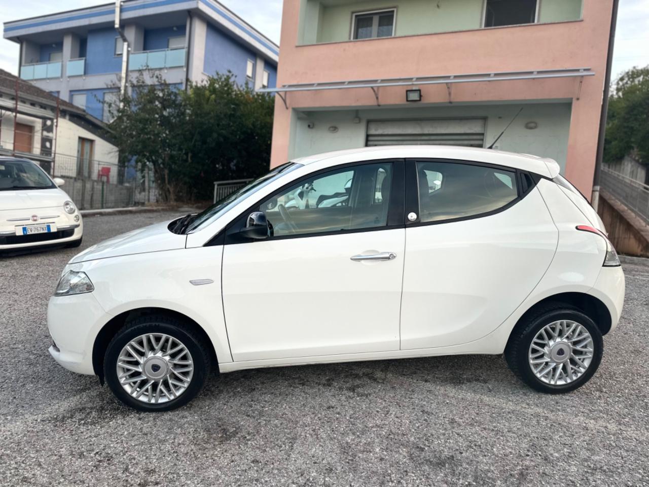 Lancia Ypsilon 0.9 TwinAir 85 CV 5 porte Metano Ecochic Silver