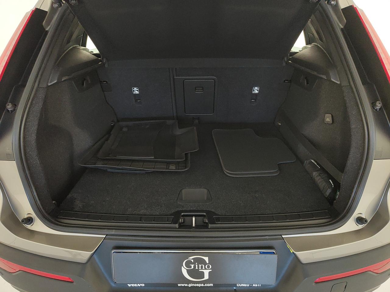 VOLVO XC40 - XC40 2.0 d4 Momentum awd geartronic