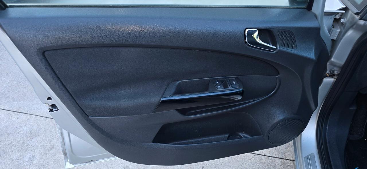 Opel Corsa 1.4 16V 5 porte Cosmo