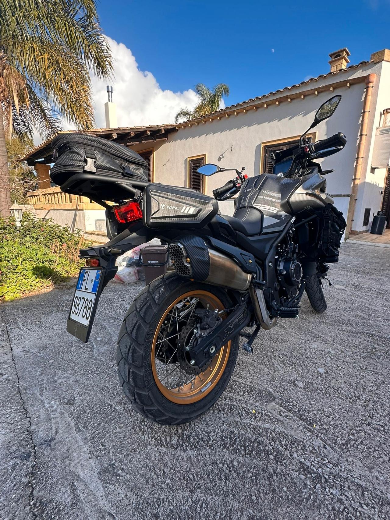 Voge Valico 525 DSX, è una moto dual-sport progettata per combinare prestazioni affidabili su strada con un motore potente e una tecnologia avanzata! Garantisce comfort e un ottimo controllo su superfici lisce e accidentate. Una scelta eccellente per i