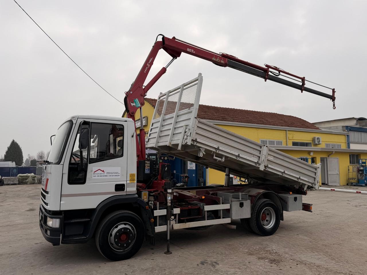 Iveco 130E18 ribaltabile con gru
