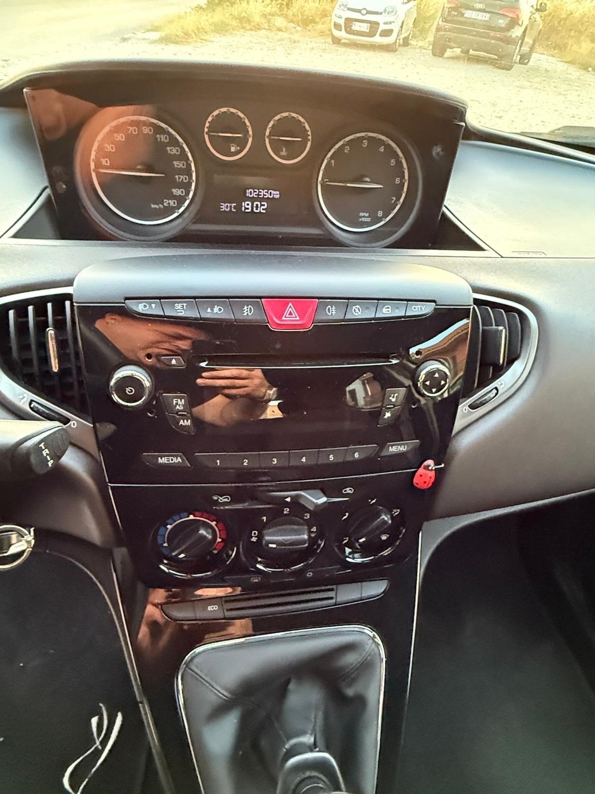Lancia Ypsilon 0.9 TwinAir 85 CV 5 porte S&S Platinum