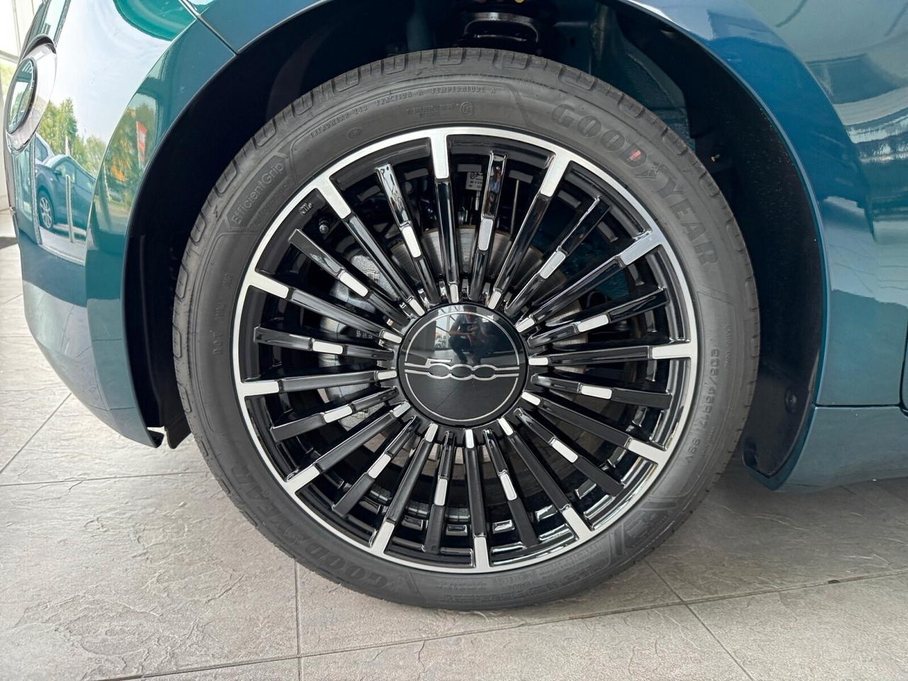 Fiat 500 Berlina Hybrid La Prima