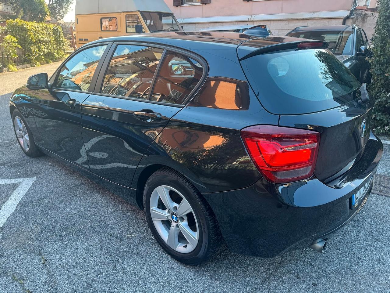 Bmw 116 116d 5p. Unique