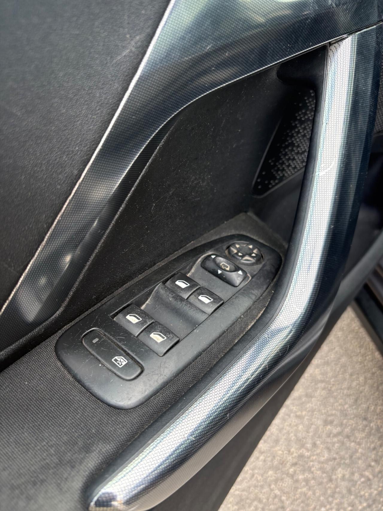 Peugeot 2008 1.6 HDI 92cv carrozzeria GRAFFIATA