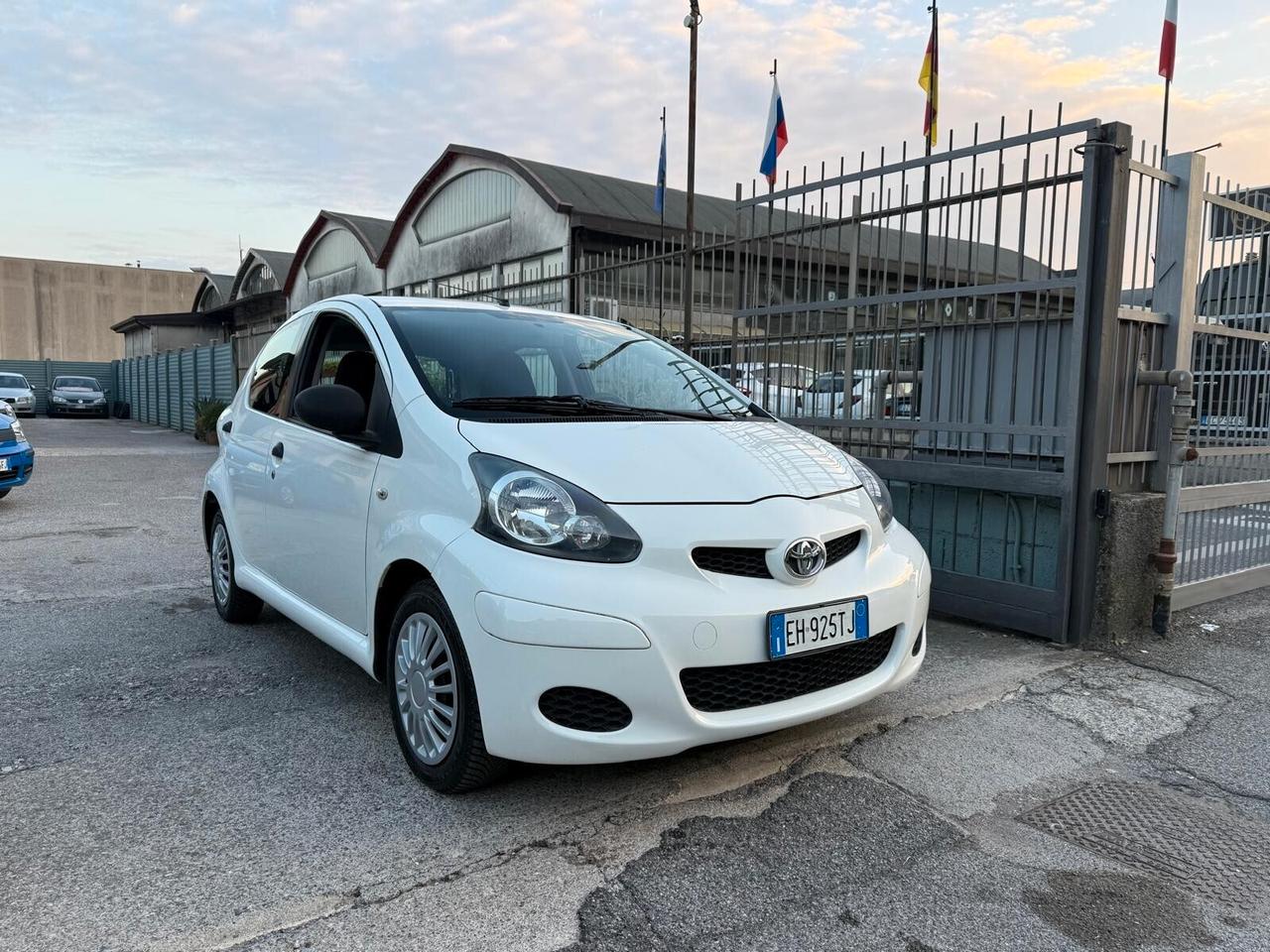 Toyota AYGO 1.0 5 porte Deep Ocean Connect PERFETTA