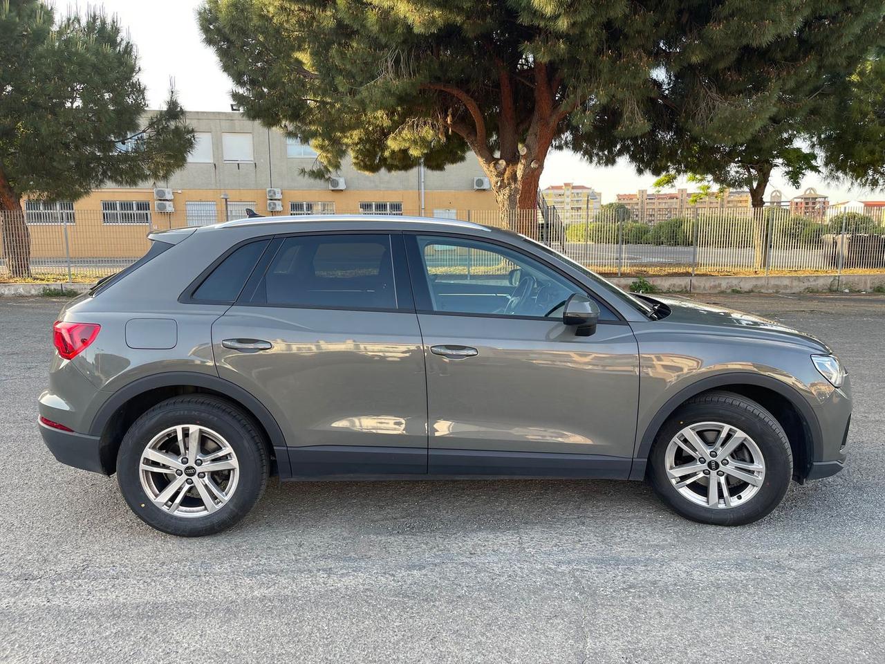 Audi Q3 2.0 35 TDI Business #10639