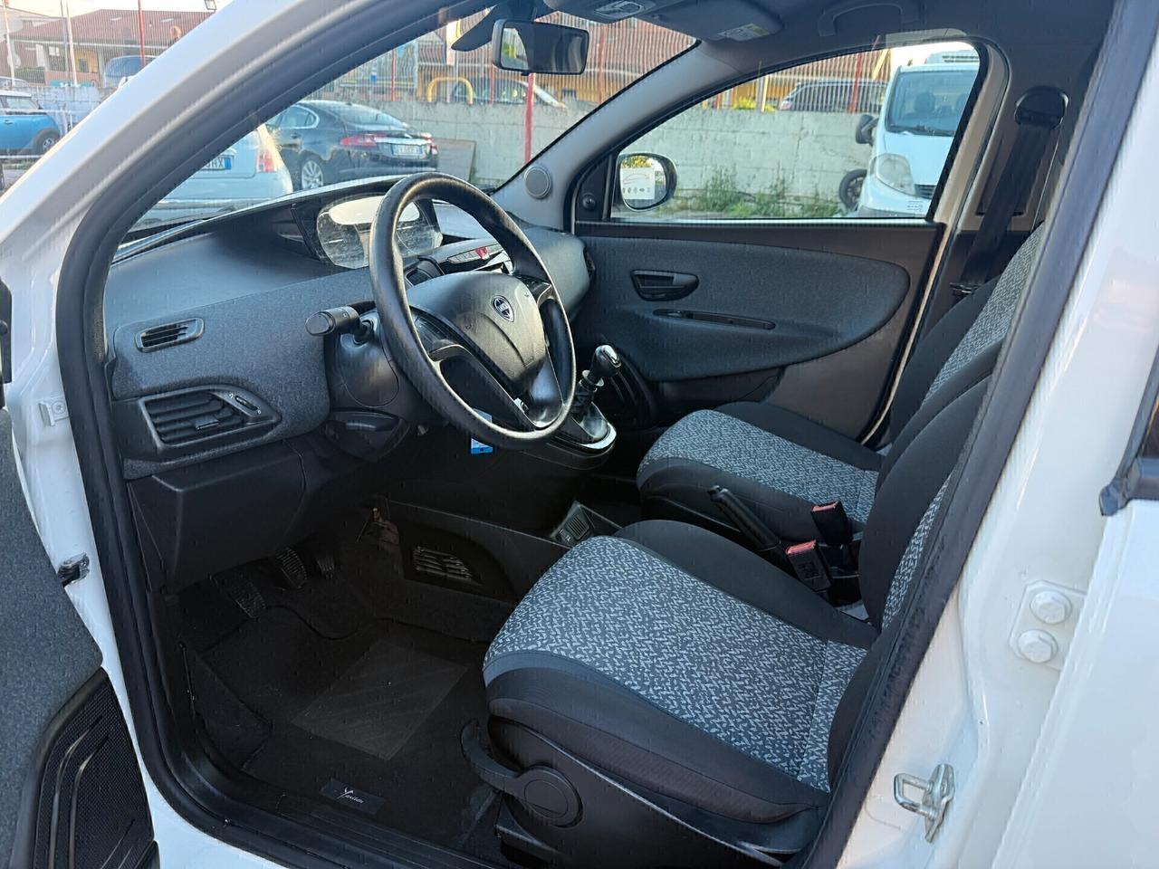 Lancia Ypsilon 1.0 FireFly 5 porte S&S Hybrid Ecochic Silver