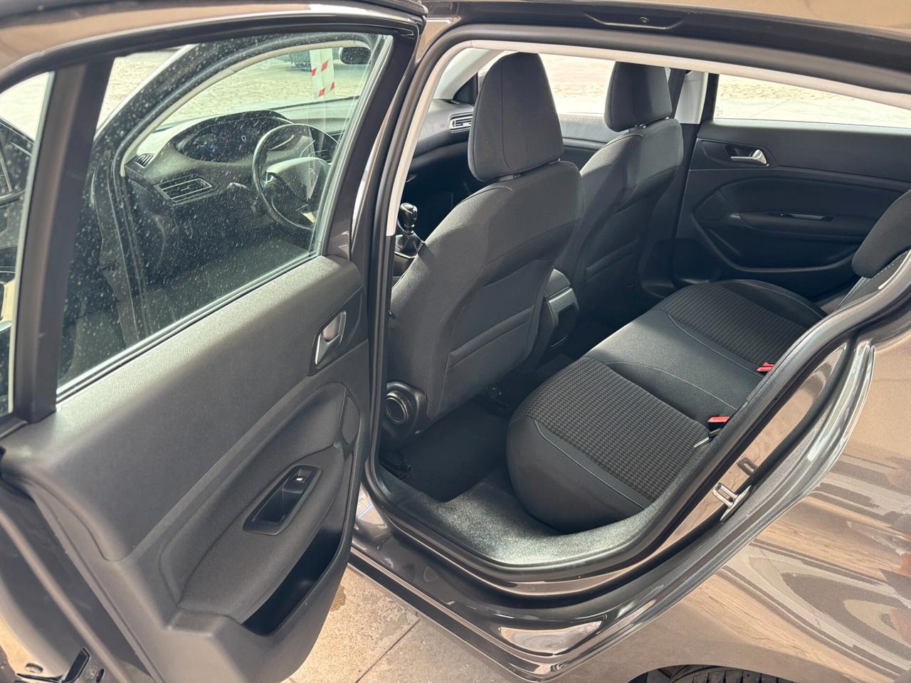 Peugeot 308 BlueHDi 130 S&S Business