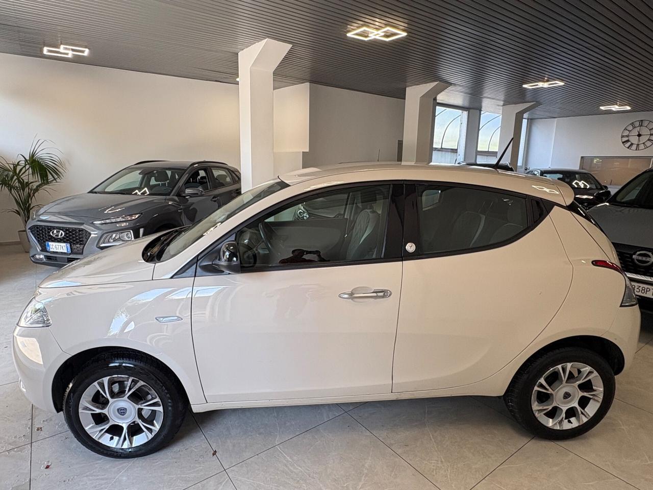 Lancia Ypsilon 0.9 TwinAir 85 CV 5 porte Metano Ecochic Platinum