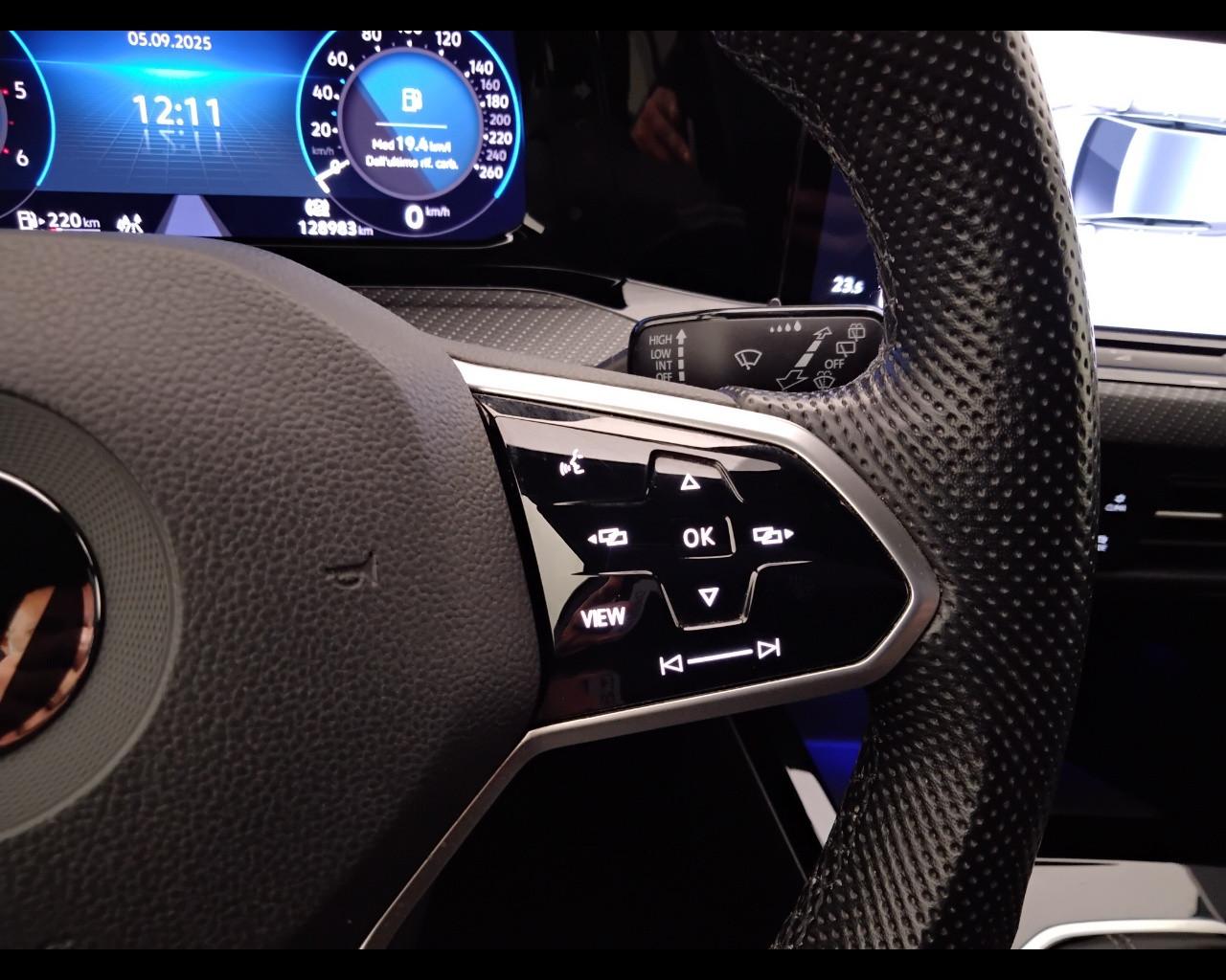 VOLKSWAGEN Golf VIII 2020 - Golf 2.0 tdi R-Line 150cv