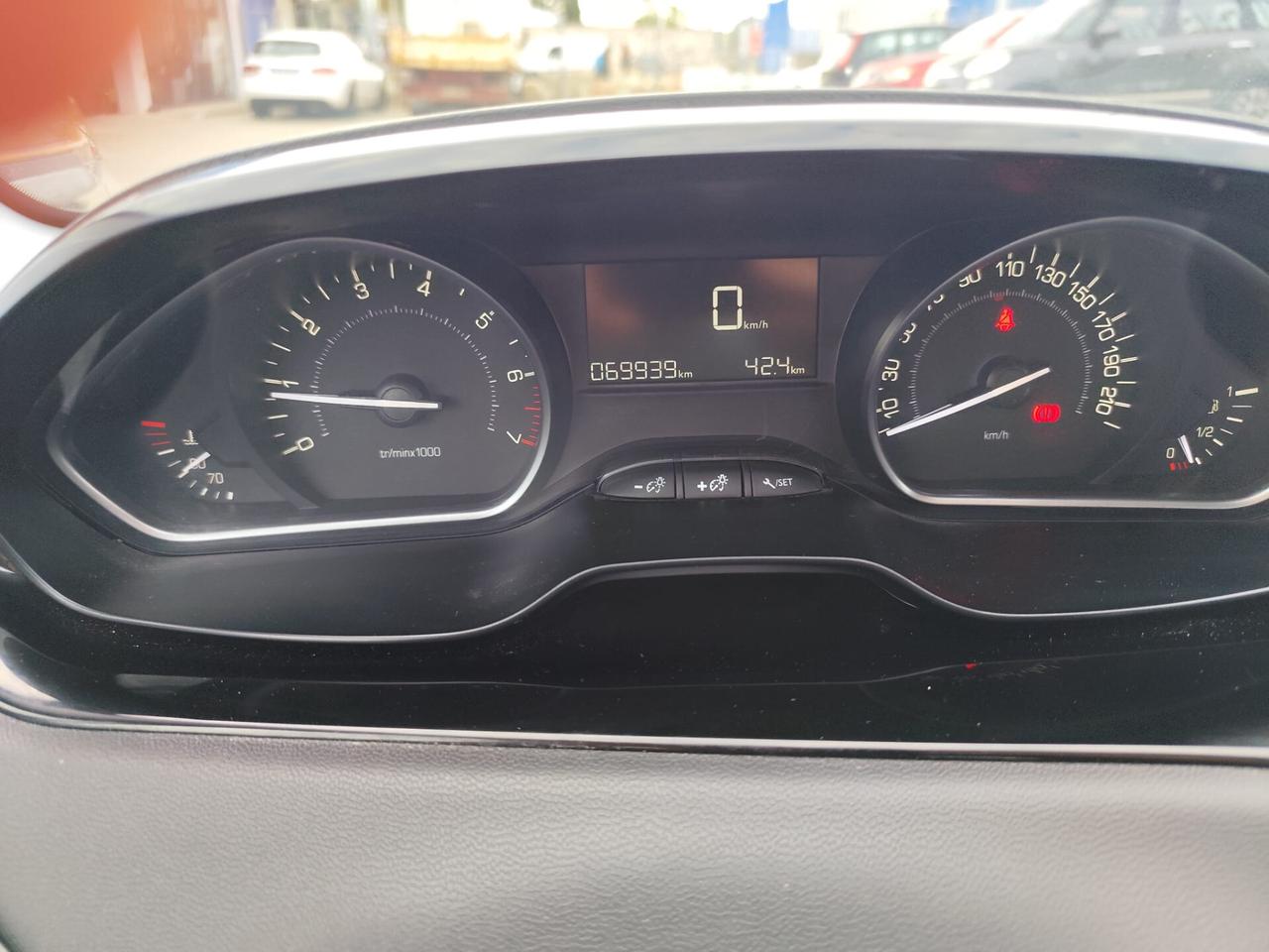 Peugeot 208 PureTech 82 5 porte Allure
