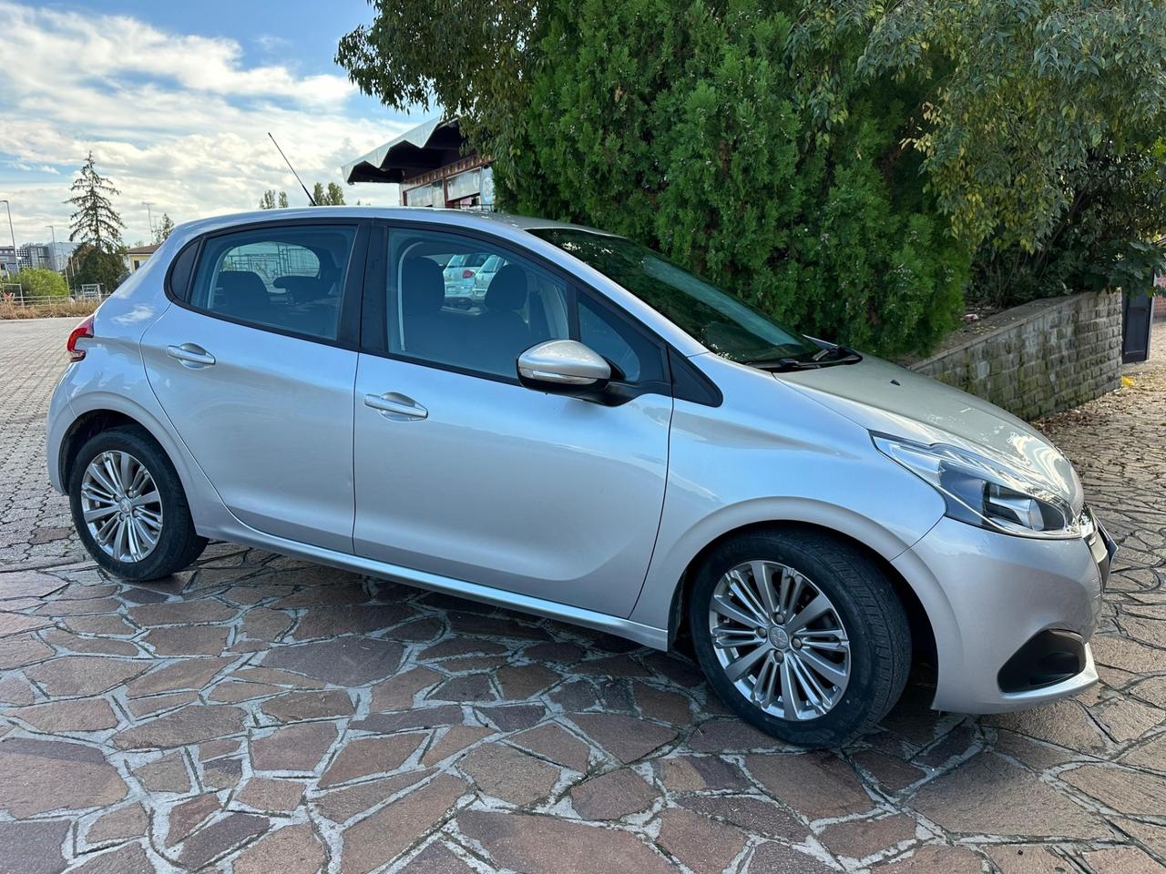Peugeot 208 BlueHDi 1.4 75 5 porte Allure neopatentati