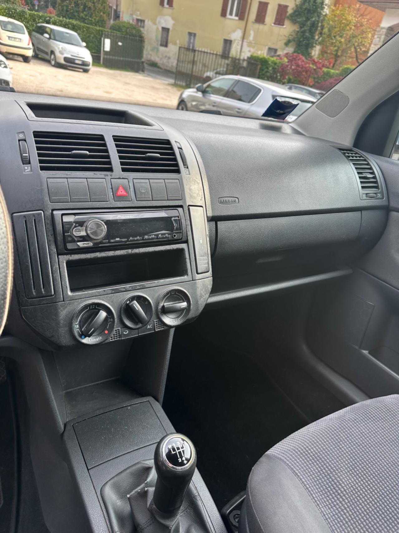 Volkswagen POLO 1.4/80CV TDI 5P SPORTLINE NEOPAT