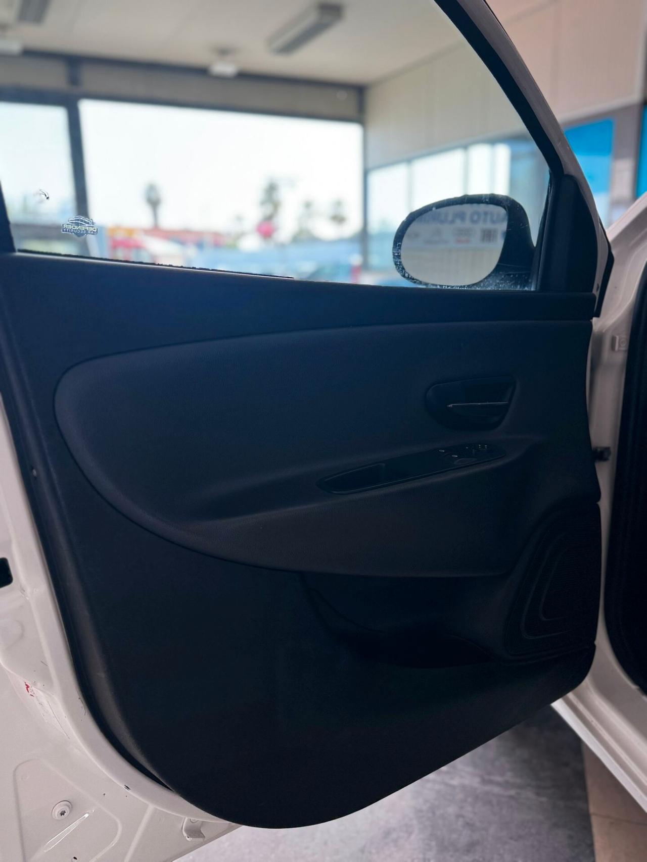 Lancia Ypsilon 1.2 69 CV 5 porte S&S Platinum