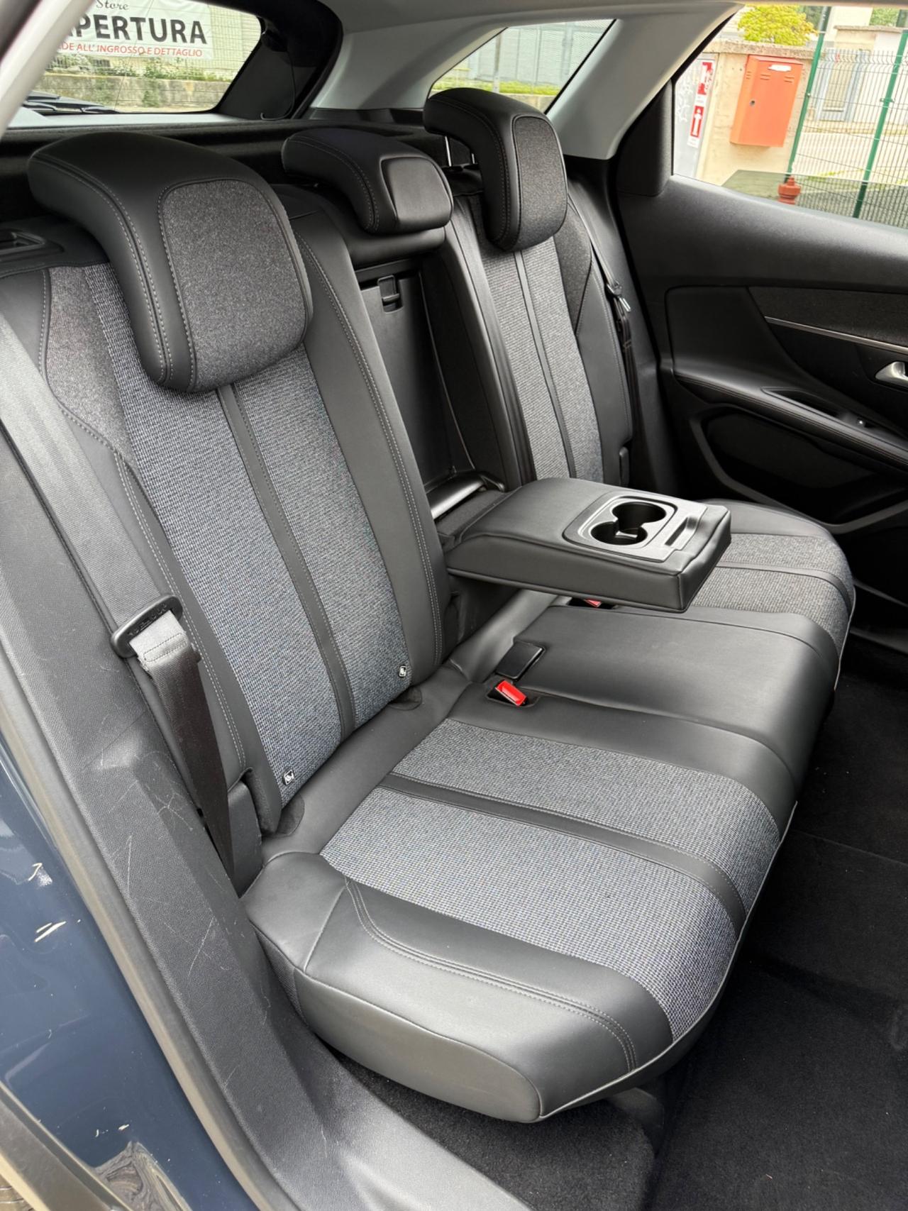 Peugeot 3008 BlueHDi 130 S&S EAT8 Allure*Automatik*Pelle*Navi