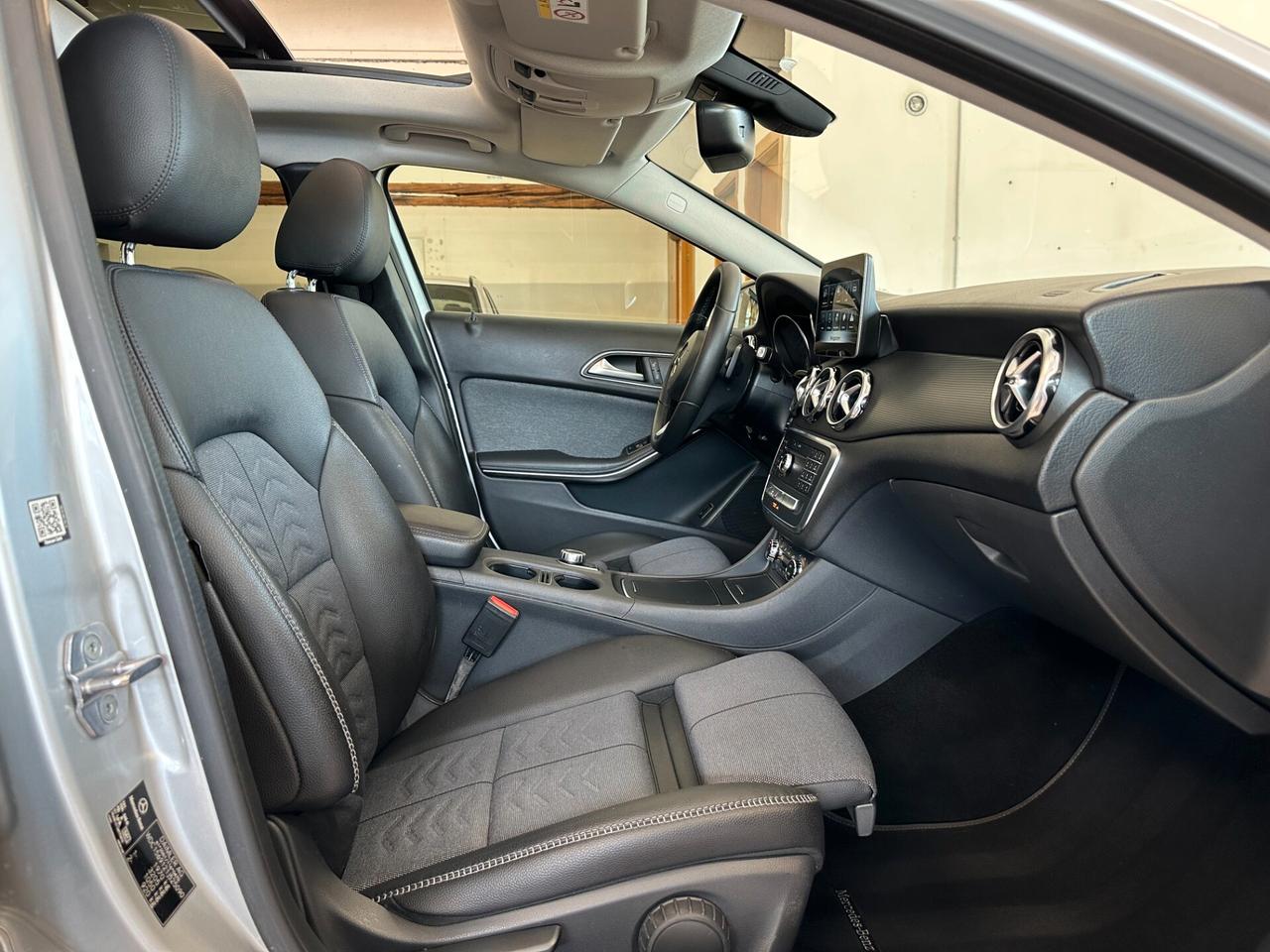 MERCEDES - BENZ GLA 180 d AUTO *TETTO*NEOPATENTATI*CAMERA*
