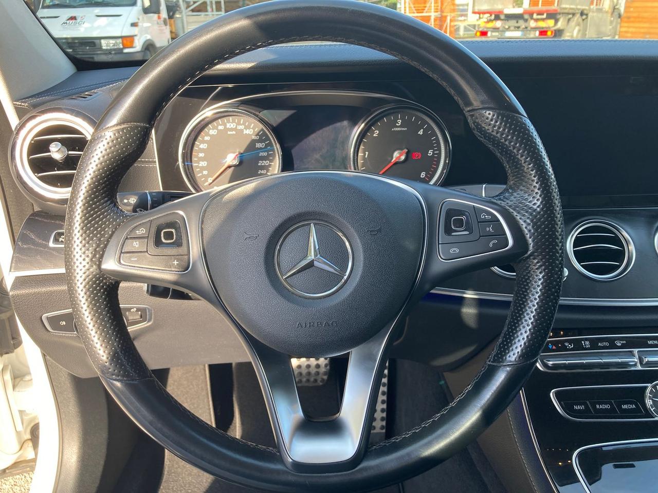 Mercedes-Benz E 220 E-Class E #6086