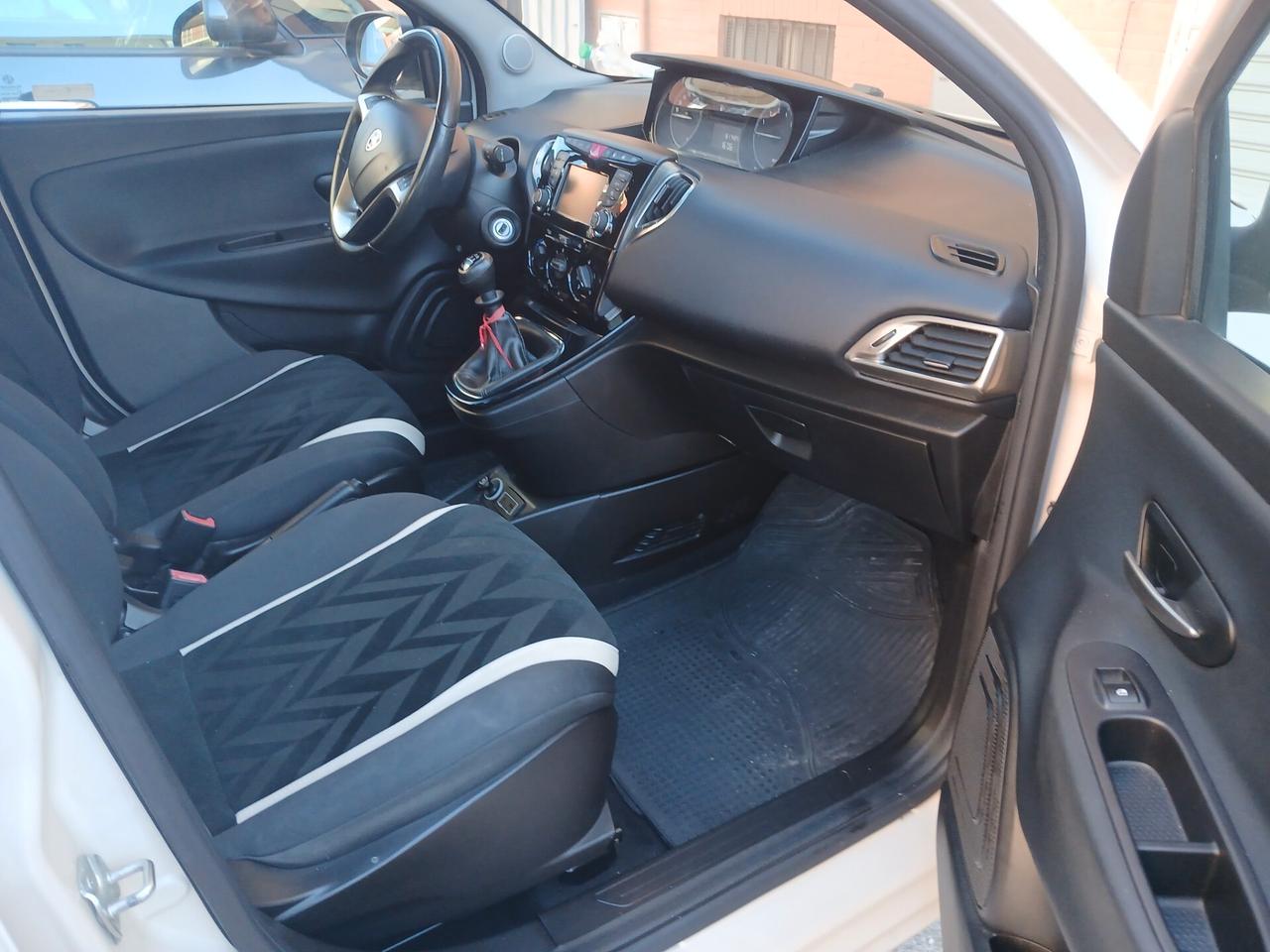 Lancia Ypsilon 0.9 TwinAir 85 CV 5 porte Metano Ecochic Platinum