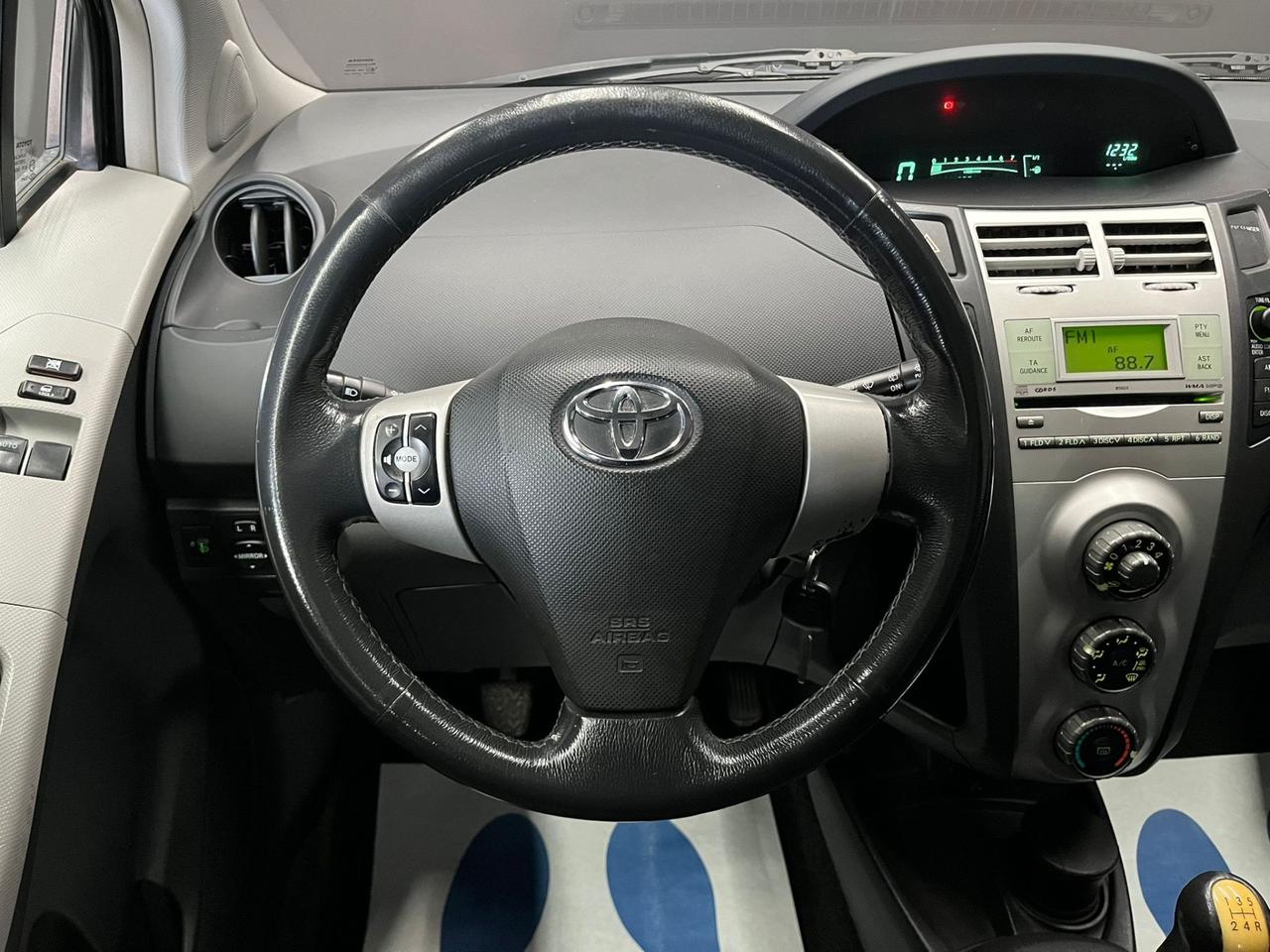 Toyota Yaris 1.3 5 porte Navi OK NEOPATENTATI