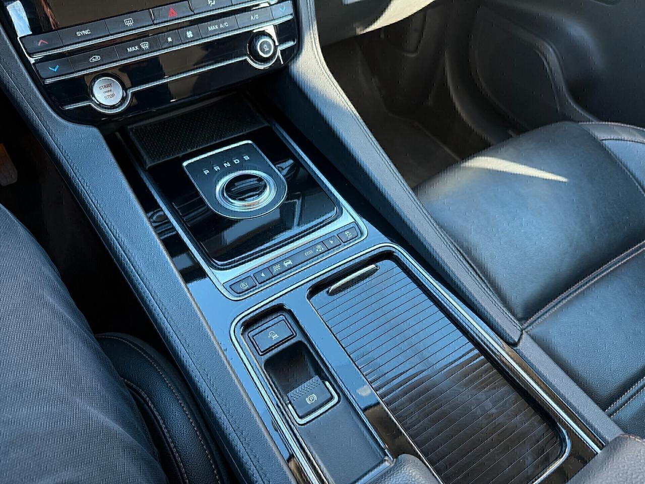 Jaguar F-Pace 2.0 D 180 CV AWD aut. Chequered Flag