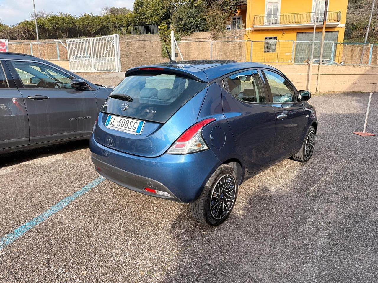 Lancia Ypsilon 1.0 FireFly 5 porte S&S Hybrid Silver