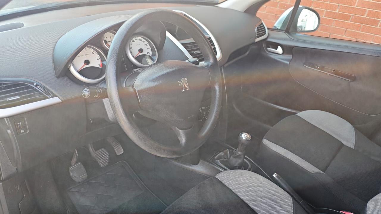 Peugeot 207 1.4 8V 75CV 5p. ONE Line