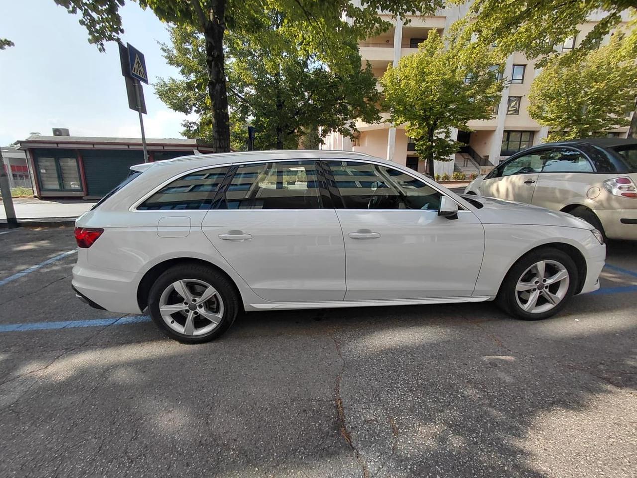 Audi A4 Business Advanced 40g-tron #11848
