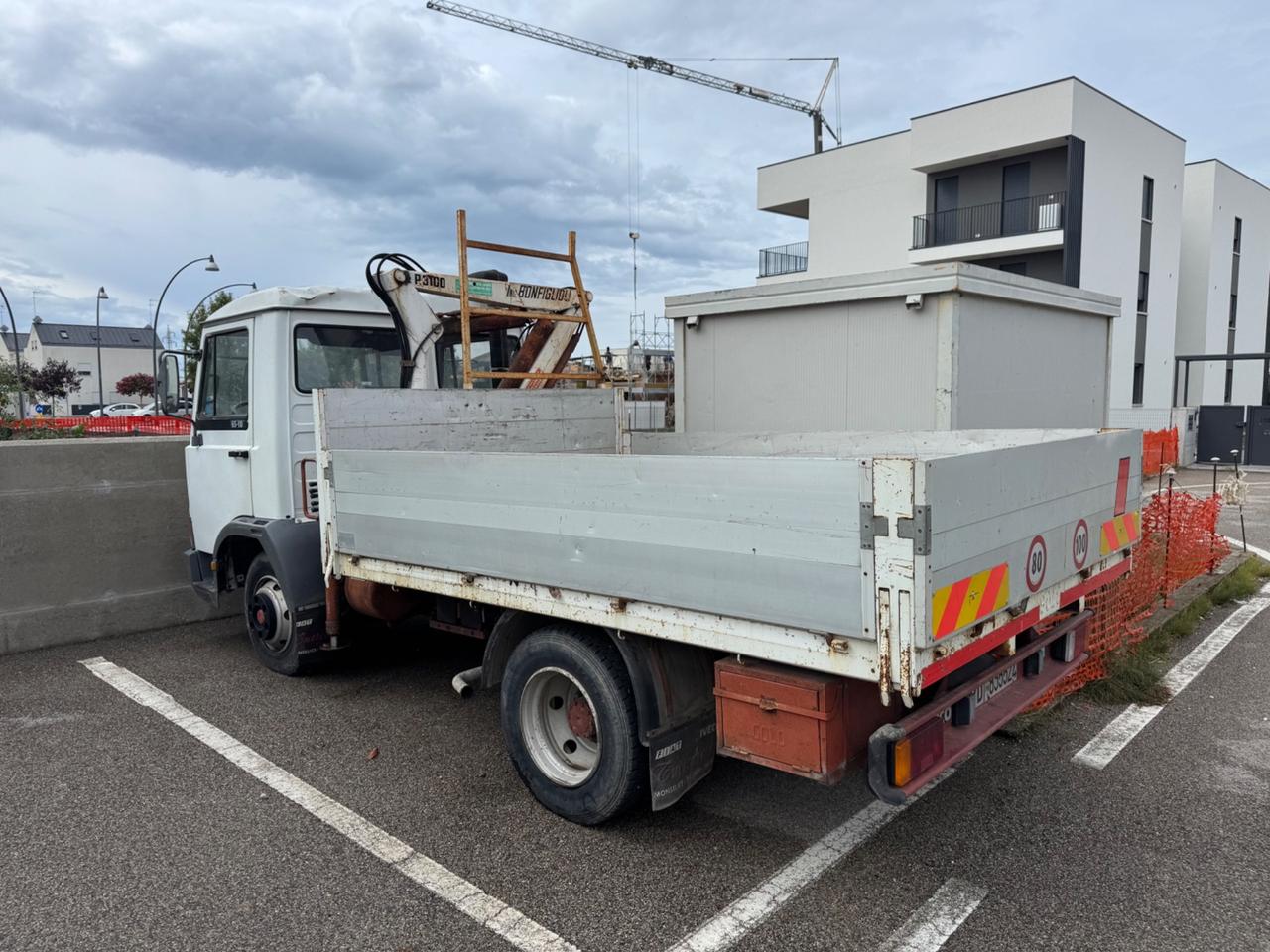Iveco 65-10 con gru