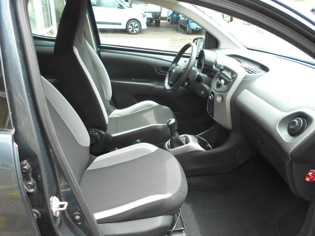 Toyota Aygo 1.0 5 porte Lounge Connect euro 5 neo patentati