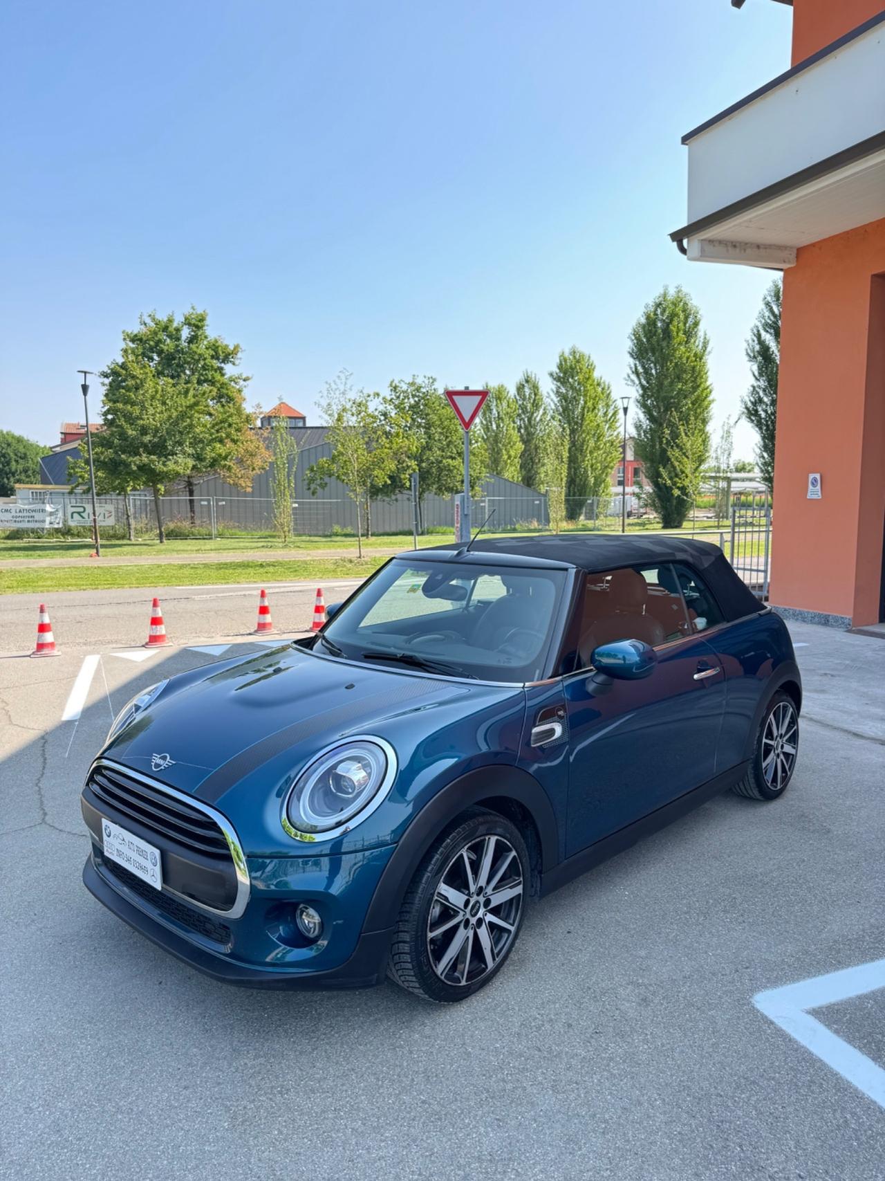 Mini 1.5 benzina One Cabrio si neopatentati